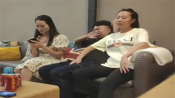 开着拖拉机也不停歇!两小伙加入4P混战,干得我高潮迭起淫水直流