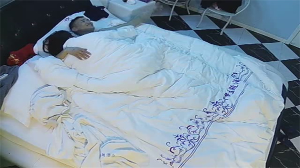 小钢炮男友狂插嫩穴不停歇,花式抽插爽到翻天!